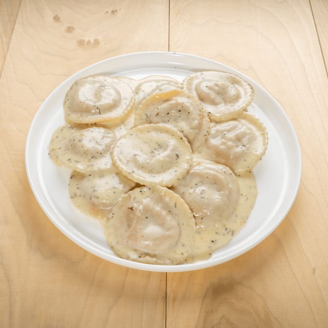 Alfredo Ravioli & Salad Pasta.